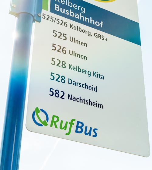 RufBus-Logo an der Haltestelle